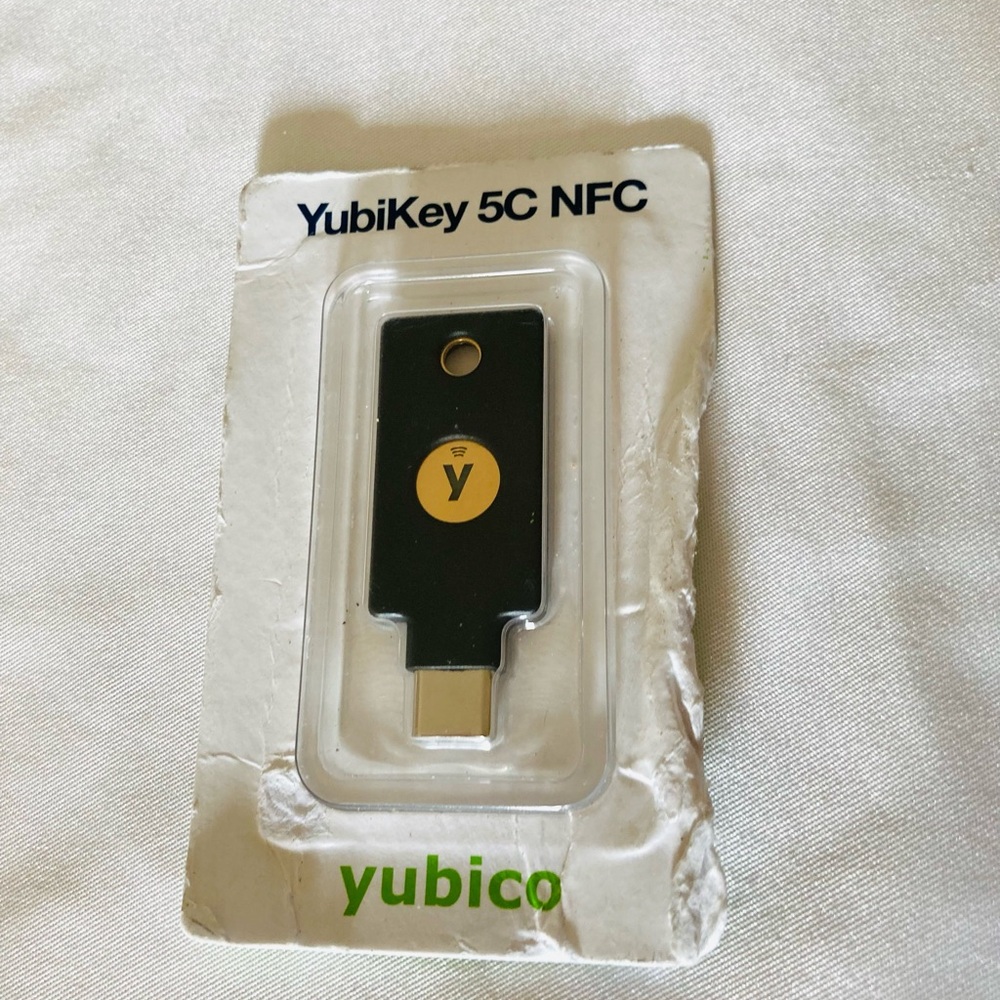 YubiKey 5C NFC New Black Damage Package
